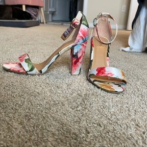 Size 8.5 floral heel